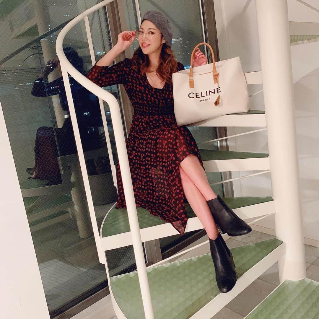 のインスタグラム：「たまにはワンピース💕  #onepiece #gaudi #celine #sergiorossi #fasion #autumn #autumnfashion #happy #instagood #weekend #fitness #workout #패션 #가을코디 #피트니스」