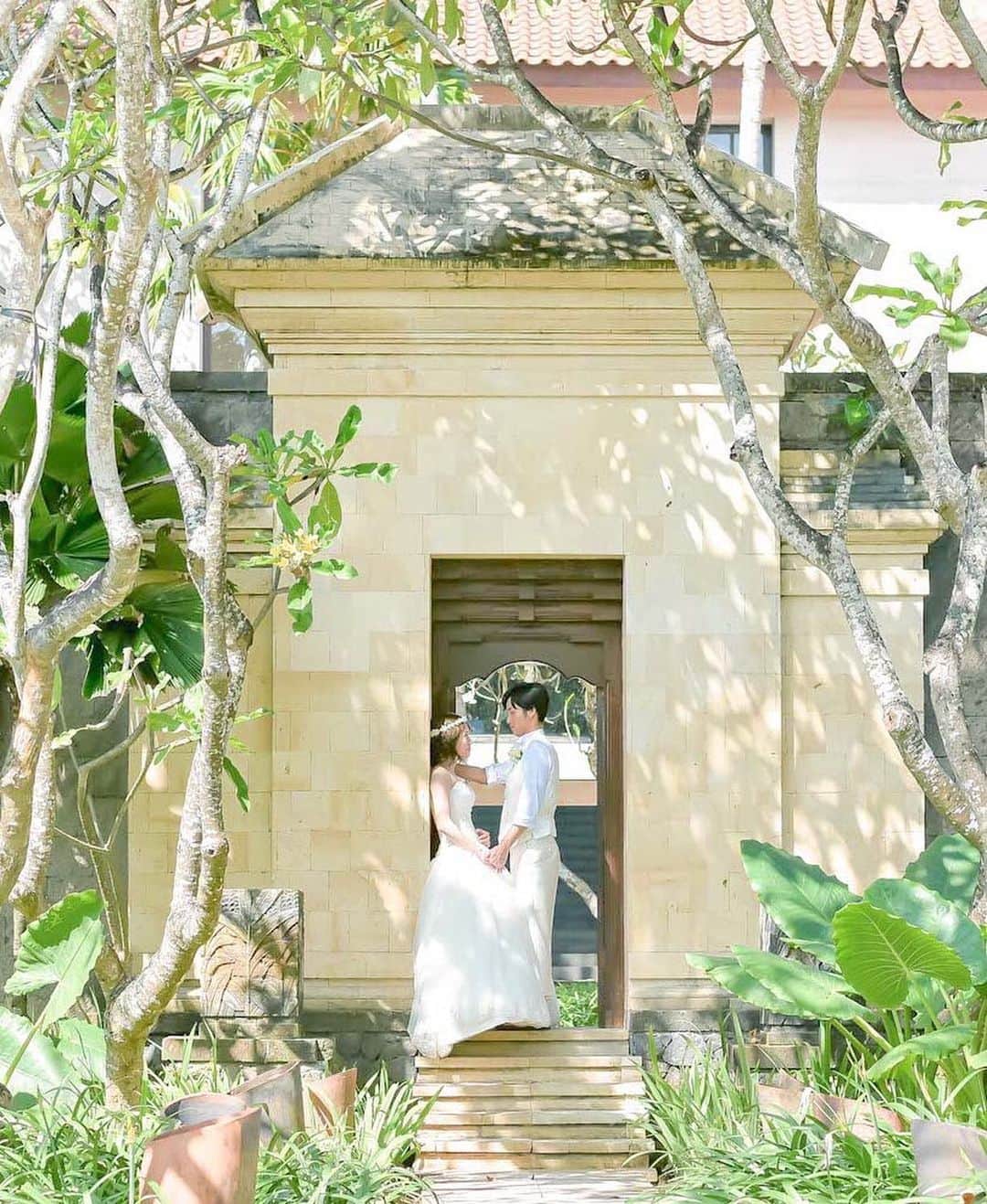 ARLUIS WEDDINGさんのインスタグラム写真 - (ARLUIS WEDDINGInstagram)「. リゾートウエディングはアールイズウエディング。 . \\ 吉岡里帆 出演！// 映え婚メイキングムービー公開中。 あなたに、「映え」あるウエディングを。. #映え婚 #ARLUISWEDDING ---------- 『#ボタニカルフレーム』  結婚式は、人生の中で 最もたくさん写真を撮るイベントのひとつ。  家族や友だち。憧れのウエディングドレス。 美しい風景、料理、そこにあるすべてを 写真におさめたい。 SNSの時代ならなおさらです。  私たちは、そんな写真に対する、 一生懸命な想いを応援したい。 そのために、最高の一瞬を切り取るための たくさんのアイデアを発信します。  あなたに、「映え」あるウエディングを。 ---------- アールイズウエディングでは、 ﻿ 結婚式当日はもちろん、 ﻿ おふたりのリゾートステイをご提案♥ ﻿ アールイズのリゾートウエディングが、﻿ 幸せな旅でありますように。﻿ . #アールイズウエディング  #arluiswedding のハッシュタグをつけて、 ﻿ 投稿・発信してくださいね✈﻿ 公式IGでリグラムさせていただきます✨.﻿ >>> @arluiswedding −﻿﻿ #吉岡里帆 #フォトジェニック #インスタ映え −﻿﻿ #wedding #resortwedding #beachwedding #weddingphoto #ウエディング #海外ウェディング #リゾートウエディング #ウエディングフォト #バリ挙式 #baliwedding #バリウェディング #コンラッドインフィニティ − #ロケーションフォト #リゾートウエディング #リゾートフォト #リゾート挙式 #リゾ婚 −﻿﻿ #アールイズ花嫁」10月6日 18時31分 - arluiswedding