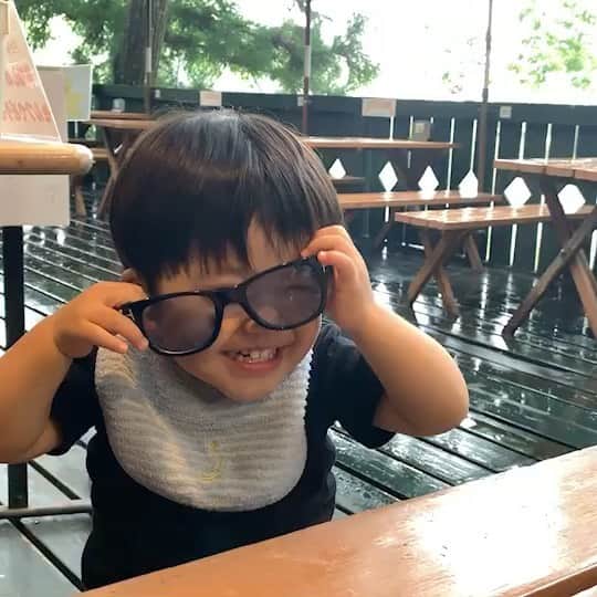 すしらーめん《りく》のインスタグラム：「「チラッ‼︎」がドツボにハマる人。 #brother #laugh #sunglasses #happy」