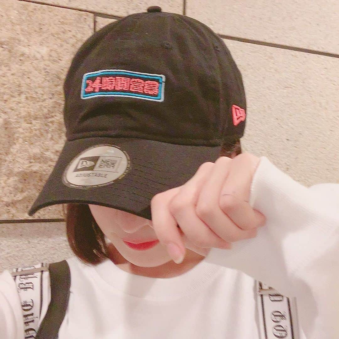 のインスタグラム：「今日のコーデ💟  3月の #newera の展示会で頼んでたＴシャツとキャップが届いたので 早速着たよ！ 今年はロンＴにハマってるから めちゃくちゃテンション上がったよ〜✨ キャップは #24時間営業 ！笑 この遊びゴコロが可愛くて😍 素敵です😌」