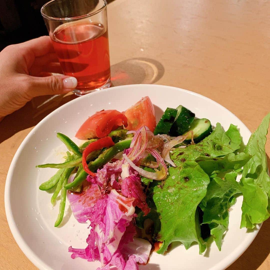 鈴木莉紗さんのインスタグラム写真 - (鈴木莉紗Instagram)「野菜をとにかく大量に食べたくて行ったお店🥬🍅 お腹ペコペコでサラダビュッフェを5皿食べました(お店の人に止められないかヒヤヒヤ😂) #ゼッポリーニ が美味しすぎて食べ過ぎないようにするのが大変でした💦 全て国産野菜という嬉しいこだわり✨ 健康的なドリンクも飲み放題で最高でした😍 ディナーのサラダビュッフェだけってなかなか無いから、こうゆうお店は有難い💗 野菜をたくさん食べたい方はぜひ行ってみてください✨ ・ #サラダ #サラダビュッフェ #都立大学グルメ #ヘルシーメニュー #ヘルシーごはん #ダイエット #ベジタリアンメニュー #イタリアン #都立大学イタリアン」10月6日 18時54分 - suzuki__lisa