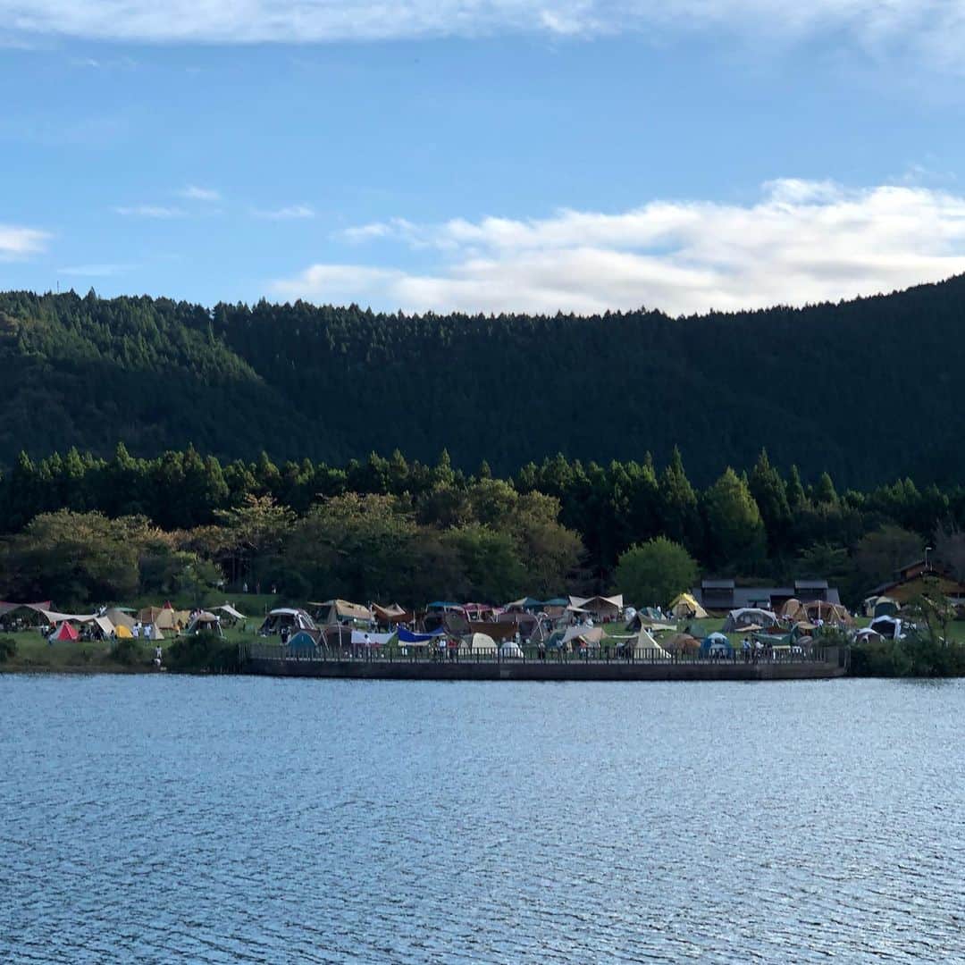 諸岡なほ子さんのインスタグラム写真 - (諸岡なほ子Instagram)「パパの作る朝ごはん。ここからスクランブルエッグに変身。カロリーとかキャンパー的オシャレさとかどこ吹く風のパワー飯。マヨネーズの焼ける匂いがたまらないー。 今回は田貫湖にチェックイン。湖畔のサイトは富士山を裾野まで見渡せる絶景で人気。故に、中々の人口密度でしたが、朝早くに到着できたおかげですばらしい場所にテントを張ることができました。 息子の昨日の願いを聞き届けてくれたのか、昨夜はたくさんの流れ星が空を駆けてくれました。息子は寝てたけど…。 #田貫湖キャンプ場 #田貫湖 #また行きたいキャンプ場 #キャンプごはん #パパごはん」10月6日 18時49分 - morookanahoko