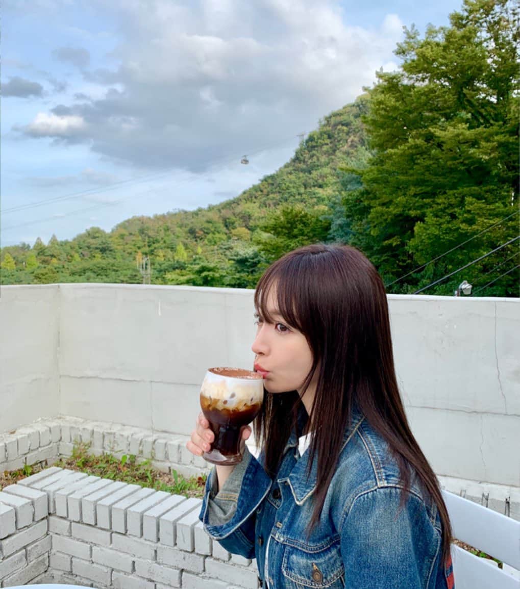 のインスタグラム：「Chillin at roof top cafe☕️🌈* #ほぼ生クリーム #aymtrip」