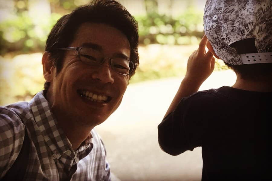 清水健さんのインスタグラム写真 - (清水健Instagram)「. 少しの時間をみつけて。 なかなかにハードな日々だけど。  #清水健 #息子とパパ  #ケンカもしながら笑 。  9月28日、たくさんのお花、 #ガーベラ ありがとうございます。  昨日も歌ってくれました。 #白井大輔 #屋富祖茜  結（ゆい）ピンクリボンの歌。  初めての経験もしながら、 2019年ピンクリボン月間。  ひとつひとつ、今、 伝えられることを。  皆様にありがとうございます。  #彦根城 ライトアップ。 ピンクに染まる心のリボン。 各地で結ばれています。  #清水健講演会 ／出演依頼等 清水健オフィシャルホームページ #112日間のママ #シミケン」10月6日 19時00分 - shimizuken.official