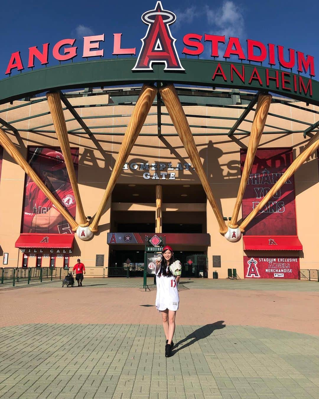 椿梨央さんのインスタグラム写真 - (椿梨央Instagram)「Los Angeles 2日目は エンゼルスタジアムオブアナハイムに行って来ました^^ メジャーリーグならではの 開放感や、演出！ こんなにも選手と 距離が近いなんて！ 1度行かないと分からない！ 私はまた行きたいと思いました^^ また来年♪♪ 是非皆様も^^ #アメリカ #アナハイム #エンゼルス #エンゼルスタジアム #メジャー #メジャーリーグ #野球 #大谷翔平 選手 #トラウト 選手 #シモンズ 選手 #america #anaheim #angels #angelsstadium #major #majorleague #baseball #world」10月6日 19時05分 - rio_tbk