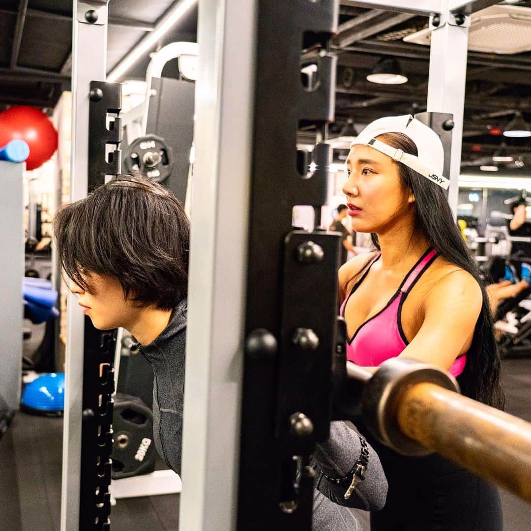 Areum Jungさんのインスタグラム写真 - (Areum JungInstagram)「Workout with my sister-in-law 🏋️‍♀️🏋️‍♀️🏋️‍♀️🏋️‍♀️🏋️‍♀️. . . 원정운동파트너는 올케 @joojeongmin = 희생양 = 목표물 = 타겟 😎 . . 시집살이를 운동으로!!ㅋㅋ. . . . #운동#운동하는여자#운동여행#정아름#workout#gym #다이어트 #fitness」10月6日 19時24分 - areumjung