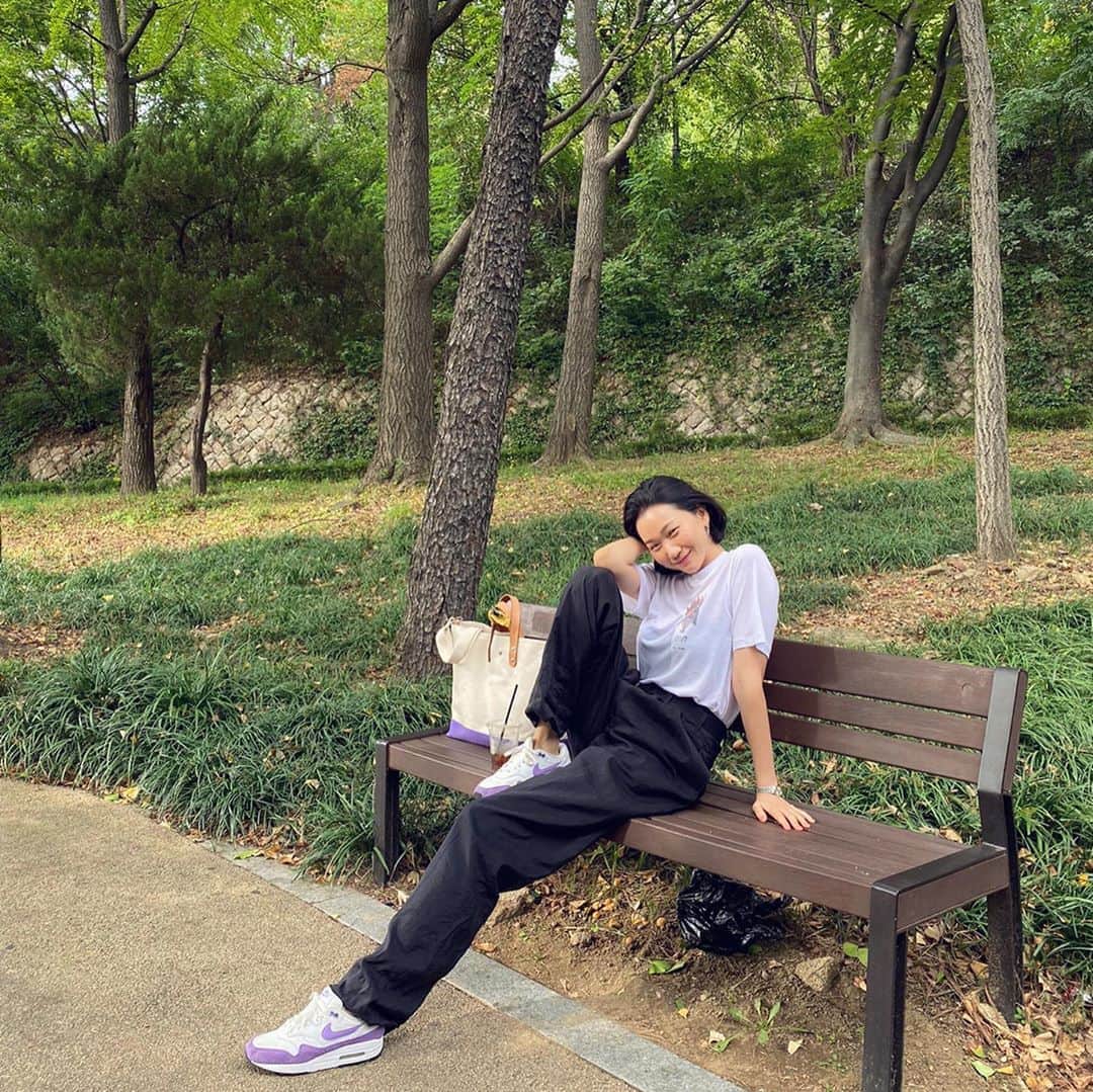 チャン・ユンジュのインスタグラム：「데이트 하기 좋은 10월. 언젠가 부터 보라색이 나의 시그니처 컬러가 되었다.💜😈🌂🍆 #리사가잠든사이 #보라색매니아  _ #가방도보라색으로장만 @trvr.cc」