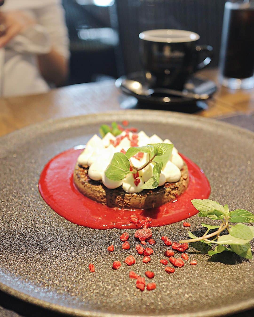 李 雨瀟さんのインスタグラム写真 - (李 雨瀟Instagram)「るりとランチ♡ 初めてのオーストラリア料理。 恵比寿ガーデンプレイス39Fにある「south」へ。 彩り豊かだし、大好きなラムもあったし、最後のチョコデザートがツボすぎてまたお茶でも行きたいな♡ . . 誘ってくれてありがとう💕 . #チームメラニン  #ランチ #ガーデンプレイス  #恵比寿 #サウス #恵比寿グルメ #恵比寿ランチ #東京ランチ #東京グルメ」10月6日 19時12分 - yuisho_ri