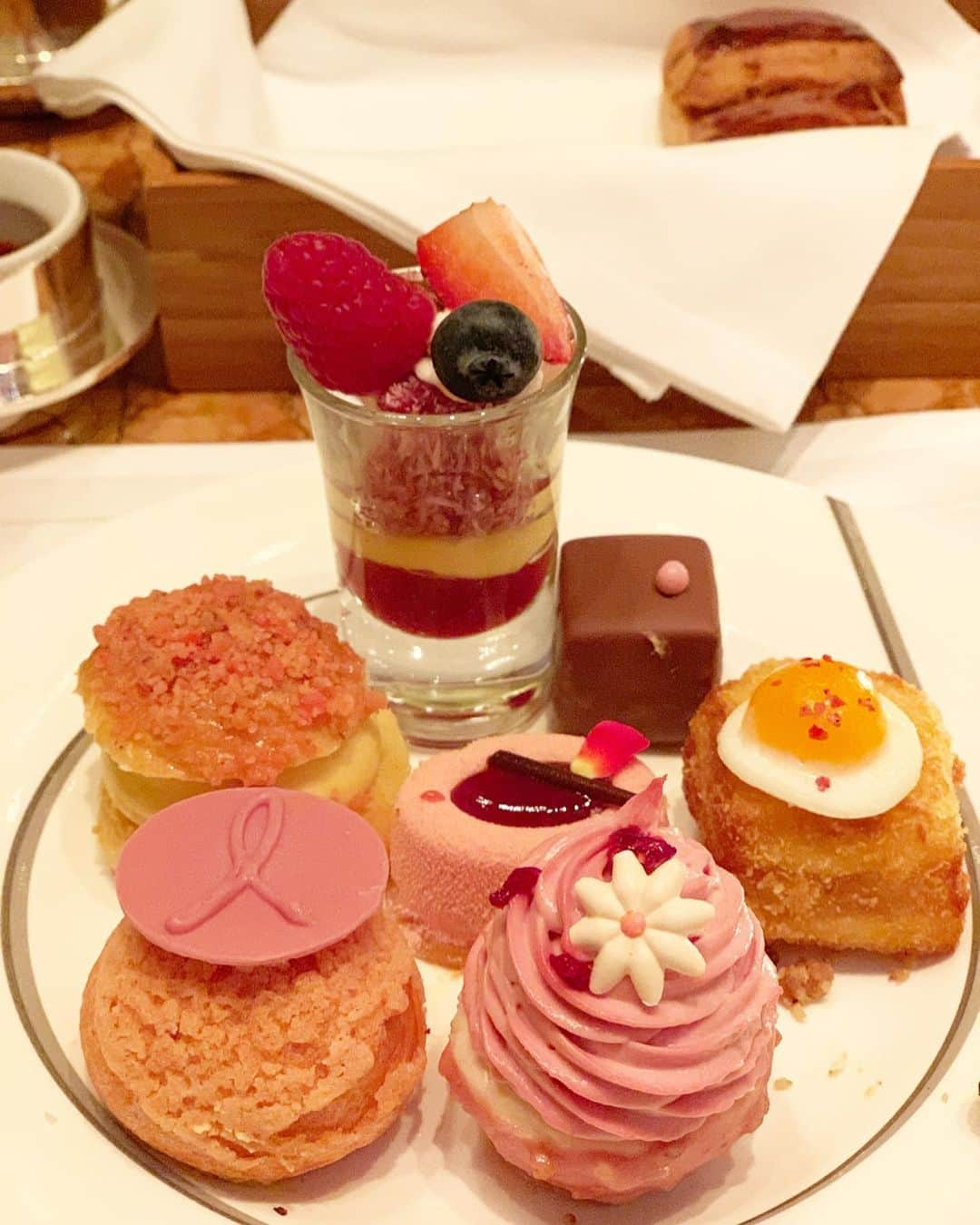 早川愛さんのインスタグラム写真 - (早川愛Instagram)「🎀PINK AFTERNOON TEA🎀  かわいくておいしかったです💕 夜アフタヌーンティーでゆったり素敵な時間でした💕 ・ ・ ・  @thepeninsulatokyo  #ピンクリボン #ピンクアフタヌーンティー #ナイトアフタヌーンティー  #アフタヌーンティー #ペニンシュラアフタヌーンティー #ペニンシュラ東京  #アフタヌーンティー2019 #アフタヌーンティー巡り #銀座 #銀座カフェ #有楽町 #有楽町カフェ #カフェ巡り #pinkribbon  #PINKAFTERNOONTEA #AfternoonTea #cafe #happy」10月6日 19時14分 - megumegu_1006