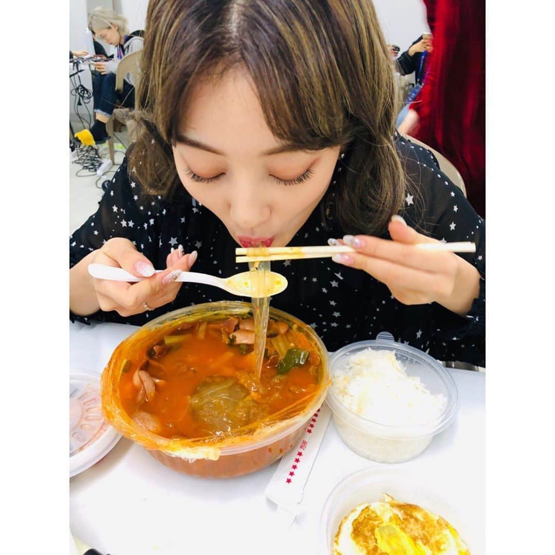 TWICEさんのインスタグラム写真 - (TWICEInstagram)「또 까먹는거 정연이가 찍어줬어요 헤헤  #지효야나먹어쪄 #원스야나도먹어쪄」10月6日 19時30分 - twicetagram