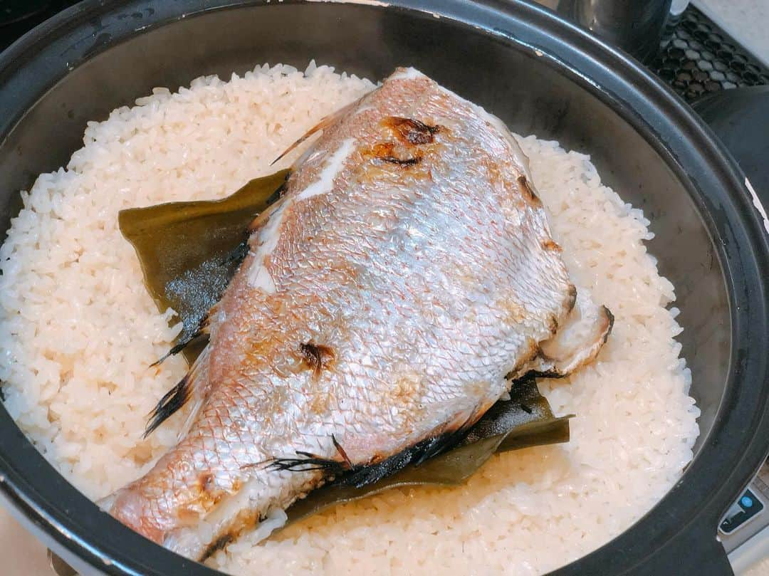 英玲奈さんのインスタグラム写真 - (英玲奈Instagram)「#お魚のさばき方教室  #お魚料理教室 #お魚料理 #お魚料理広めたい #鯛めし #鯵フライ #鯵のなめろう #真鯛と香味野菜のオーブン焼き #あら汁 #ていねいな暮らし #季節を感じる暮らし#からだにいいこと #からだにやさしいごはん #おうちごはん#夫の健康守りたい#10年後の健康の為に#無添加#無化調#オーガニック#低gi #美腸活#趣味生活#erenakitchen」10月6日 19時30分 - erena_erenyan