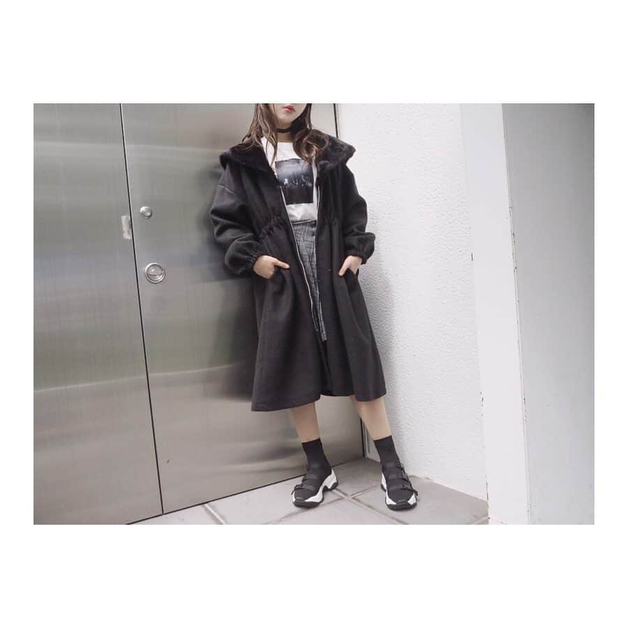 EATMEさんのインスタグラム写真 - (EATMEInstagram)「10.6 update... #EATME #OCTOBER #NEW #ITEM #🌹 チョーカーブーツ➡︎発売中 コート、スカート➡︎10.11発売予定 トップス➡︎10月発売予定 ソックス➡︎参考商品 . TOP画面のURLからEATME WEB  STOREをCHECK💁🏻‍♀️ @eatme_japan . フェイクファーカラーコート（ #COAT ） ¥25,400（＋tax） COLOR🎨:BLK.PNK.BLU SIZE📐:FREE . レーススリーブグラフィックTOP（ #TOP ） ¥8,000（＋tax） COLOR🎨:O/WHT.PPL.BLK SIZE📐:FREE . アシンメトリープリーツスカート（ #SKIRT ） ¥9,000（＋tax） COLOR🎨:MIX.PNK.BLK SIZE📐:S.M . 2WAYマットサテンリボンチョーカー（ #CHOKER ） ¥2,200（＋tax） COLOR🎨: BLK . メニーベルトニットショートブーツ（ #BOOTS ） ¥13,880（+tax） COLOR🎨:BLK.O/WHT SIZE📐:S（22.5cm) M（23.5cm）、L（24.5cm） . #EATME_COORDINATE #eatmejapan #イートミー #fetishmode #2019aweatme #VINTAGEAFTERNOONTEA #益若つばさ #tsubasamasuwaka #fashion #japan #tokyo #harajuku #osaka #umeda #原宿 #大阪 #梅田エスト #instagood #like4like👍」10月6日 19時32分 - eatme_japan