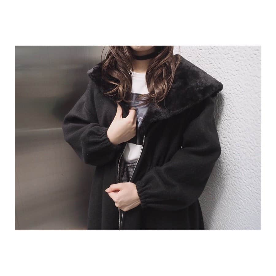 EATMEさんのインスタグラム写真 - (EATMEInstagram)「10.6 update... #EATME #OCTOBER #NEW #ITEM #🌹 チョーカーブーツ➡︎発売中 コート、スカート➡︎10.11発売予定 トップス➡︎10月発売予定 ソックス➡︎参考商品 . TOP画面のURLからEATME WEB  STOREをCHECK💁🏻‍♀️ @eatme_japan . フェイクファーカラーコート（ #COAT ） ¥25,400（＋tax） COLOR🎨:BLK.PNK.BLU SIZE📐:FREE . レーススリーブグラフィックTOP（ #TOP ） ¥8,000（＋tax） COLOR🎨:O/WHT.PPL.BLK SIZE📐:FREE . アシンメトリープリーツスカート（ #SKIRT ） ¥9,000（＋tax） COLOR🎨:MIX.PNK.BLK SIZE📐:S.M . 2WAYマットサテンリボンチョーカー（ #CHOKER ） ¥2,200（＋tax） COLOR🎨: BLK . メニーベルトニットショートブーツ（ #BOOTS ） ¥13,880（+tax） COLOR🎨:BLK.O/WHT SIZE📐:S（22.5cm) M（23.5cm）、L（24.5cm） . #EATME_COORDINATE #eatmejapan #イートミー #fetishmode #2019aweatme #VINTAGEAFTERNOONTEA #益若つばさ #tsubasamasuwaka #fashion #japan #tokyo #harajuku #osaka #umeda #原宿 #大阪 #梅田エスト #instagood #like4like👍」10月6日 19時32分 - eatme_japan