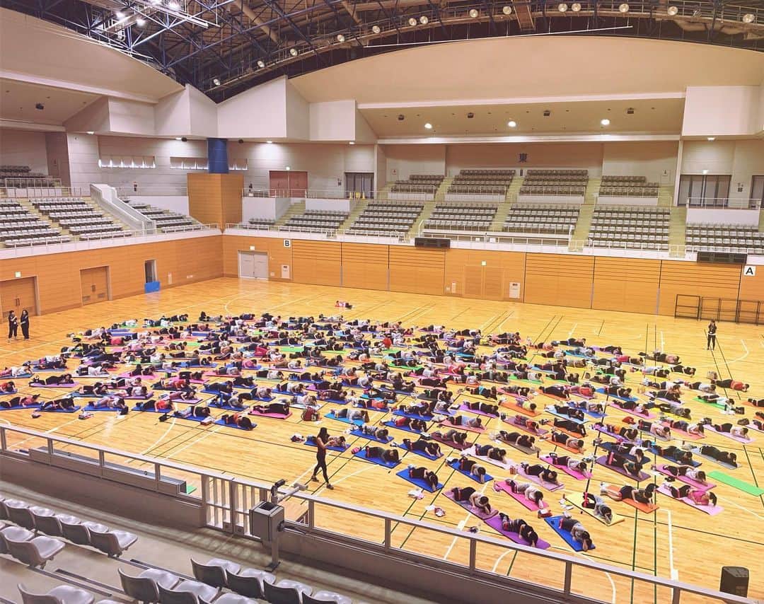 岡部友さんのインスタグラム写真 - (岡部友Instagram)「今日は 新潟でトークショー&ヒップトレーニングセミナーがありましたー！関係者の皆様、準備進行本当にありがとうございました！  第1部と2部と二回講演させて頂きたくさんの方にお会いできました！皆さん、きてくれてありがとうございました！  20年ぶりくらいに帰ってきた新潟。 陸上競技を始めたのが新潟にいた小学生の時。それがきっかけで高校まで続けられた。そしてそれが進路を決める大きなきっかけになり、今こうして新潟に違う形で帰って来れてしっとりしてました。  同級生がサプライズで来てることを予想して泣く準備もしてましたが見事に外れ、友達は誰も来てなかったw 結構住んでたんだから誰か1人くらい、、、と思ったがそこまでの圧は出せてなかったようだw  今日はお尻のトレーニングはもちろんモチベーションの作り方、誰のためのトレーニングなのか！ついてお話しさせてもらいました。 『筋トレは折れない私をつくる』という私の渾身の一撃なマインド本があるのですが、あの内容を自分の言葉で伝える機会を作って頂き感謝です。  自分と向き合うトレーニングを始める前に是非読んでほしい本であり、今あるストレスを8割取り除ける本だと思ってます。  今日のみんなにしっかり届いているといいな。  こうやってみんなの前でトレーニング以外のモチベーショントークをさせてもらえる機会が増えて、みなさんの明日からの行動を変えるきっかけになったら嬉しいな。  こんな機会を頂けることに感謝して、みんなの行動が更にポジティブなものに変えられるスピーチを私の目標にしています。 しっかり届けられるために自分ができる最大の努力をしていこうと今日も思いましたー！  ポジティブを連載させよう！！ 今日はみなさんありがとうございました！  #岡部友 #spiceupfitness #fitnessmotivation #hiptraining #桃尻 #桃尻トレーニング #美尻 #美尻トレーニング #ヒップアップ #ヒップスラスト #hipthrust #fitnessgirl」10月6日 19時34分 - tomo_fitness
