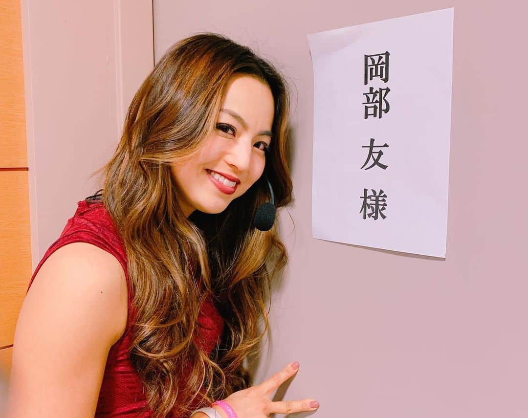 岡部友さんのインスタグラム写真 - (岡部友Instagram)「今日は 新潟でトークショー&ヒップトレーニングセミナーがありましたー！関係者の皆様、準備進行本当にありがとうございました！  第1部と2部と二回講演させて頂きたくさんの方にお会いできました！皆さん、きてくれてありがとうございました！  20年ぶりくらいに帰ってきた新潟。 陸上競技を始めたのが新潟にいた小学生の時。それがきっかけで高校まで続けられた。そしてそれが進路を決める大きなきっかけになり、今こうして新潟に違う形で帰って来れてしっとりしてました。  同級生がサプライズで来てることを予想して泣く準備もしてましたが見事に外れ、友達は誰も来てなかったw 結構住んでたんだから誰か1人くらい、、、と思ったがそこまでの圧は出せてなかったようだw  今日はお尻のトレーニングはもちろんモチベーションの作り方、誰のためのトレーニングなのか！ついてお話しさせてもらいました。 『筋トレは折れない私をつくる』という私の渾身の一撃なマインド本があるのですが、あの内容を自分の言葉で伝える機会を作って頂き感謝です。  自分と向き合うトレーニングを始める前に是非読んでほしい本であり、今あるストレスを8割取り除ける本だと思ってます。  今日のみんなにしっかり届いているといいな。  こうやってみんなの前でトレーニング以外のモチベーショントークをさせてもらえる機会が増えて、みなさんの明日からの行動を変えるきっかけになったら嬉しいな。  こんな機会を頂けることに感謝して、みんなの行動が更にポジティブなものに変えられるスピーチを私の目標にしています。 しっかり届けられるために自分ができる最大の努力をしていこうと今日も思いましたー！  ポジティブを連載させよう！！ 今日はみなさんありがとうございました！  #岡部友 #spiceupfitness #fitnessmotivation #hiptraining #桃尻 #桃尻トレーニング #美尻 #美尻トレーニング #ヒップアップ #ヒップスラスト #hipthrust #fitnessgirl」10月6日 19時34分 - tomo_fitness