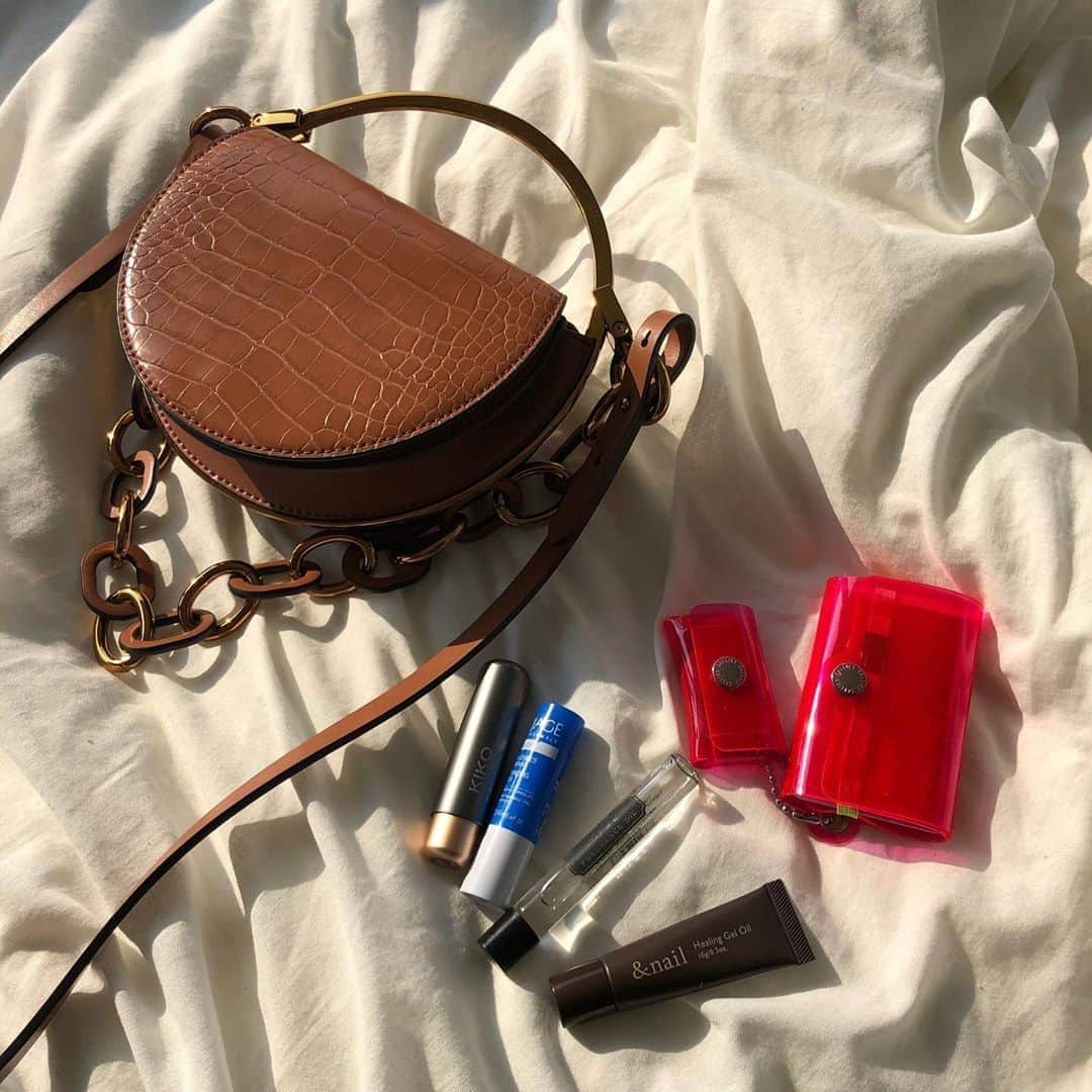 ELLE girl JAPANさんのインスタグラム写真 - (ELLE girl JAPANInstagram)「What's in my bag？👜﻿ ﻿ いつもおしゃれなELLEgirl UNI creator🦄彼女たちのカバンには何が入っているの？👜お財布やコスメから意外なものまで？！👀UNI creatorのカバンの中身を拝見💘﻿ ﻿ 💁🏻‍♀️岩崎志保( @shihoiwazaki )﻿ ﻿ 🤔バッグについて教えて！﻿ 「 #チャールズアンドキース 」( @charleskeith_jp )のバッグを愛用中♡ 半月型のシルエットやリング型のハンドルなど、ちょっと変わったデザインがお気に入り！﻿ ﻿ 🤔バッグの中身を教えて！﻿ ・財布／ #サリーズ (@sallies_pocketpal )﻿ フェス用にと思って購入したのですが、サイズ感と使い勝手が良すぎて、普段使い用にシフトしました🤭最近知り合いの中でも「サリーズ」のお財布所持率が高いです！👛﻿ ﻿ ・リップ／ #キコミラノ( @kikomilano )﻿ ・リップクリーム／#ユリアージュ( @uriage_japan )﻿ リップはお財布や携帯と同じくらいマスト🙆🏻‍♀﻿ いつもリップクリーム1本＋リップ1〜2本を持ち歩いています💄﻿ ﻿ ・フレグランスオイル／ #シャンソン ﻿ コンパクトで持ち運びしやすいので香水代わりに使っています☁️もう少し容量のあるバッグの時は、ミニサイズのボディクリームを入れることも🧴﻿ ﻿ ・ネイルオイル／ #アンドネイル ﻿ 小爪やささくれのケアのために、ネイルオイルは必須💅香りも良くて癒される🕊﻿ ﻿ ﻿ #ellegirl #ellegirlfashion #ellegirlbeauty #whatsinmybag #カバンの中身 #charlesandkeith #charleskeith #sallies #kikomilano #kikomilanomakeup #uriage #フレグランスオイル #ネイルオイル #andnail #ネイルケア #ポーチの中身 #charlesandkeithbags #リップクリーム #ヒーリングジェルオイル #chanson #ellegirluni」10月6日 19時34分 - ellegirl_jp