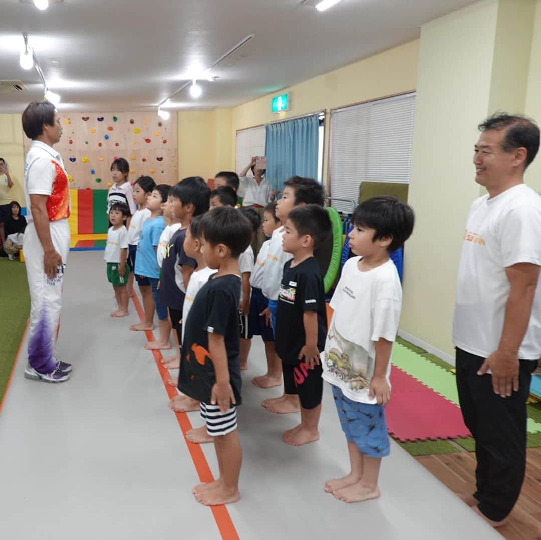 池谷幸雄さんのインスタグラム写真 - (池谷幸雄Instagram)「鹿児島市の宇宿で、日体大体操部の1年後輩の丸田ひろや君が、体操と塾を合体させた教室を開きました！  お近くの方、是非通わせてあげて下さい！  塾と体操教室が１つになった教室は、日本でも珍しいので！  サンレヴィンという名前の教室です！ 太陽とイナズマという意味だそうです！  #体操教室 #体操クラブ #体操 #習い事 #スポーツ #運動 #体育 #塾 #勉強 #学習 #こども #鹿児島市 #宇宿 #サンレヴィン #お教室 #池谷幸雄 #丸田礼哉 #日体大 #体操部 #sunlevin」10月6日 19時34分 - yukio_iketani