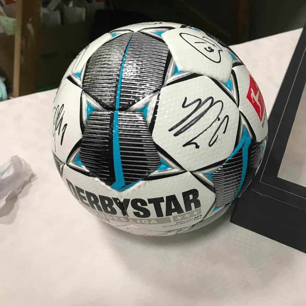 オリヴァー・バウマンさんのインスタグラム写真 - (オリヴァー・バウマンInstagram)「Neben der Tombola werden der große Hoffi, der originale Bundesliga Ball und DFB Trikots( Mindestgebot bei den Trikots liegt bei 250€) ab 14:30 Uhr von mir versteigert.  Also kommt heute vorbei -> @tsgrohrbach1889 und hilft mit spenden einzusammeln und lasst euch registrieren zur Stammzellenspende!」10月6日 19時36分 - olibaumann90