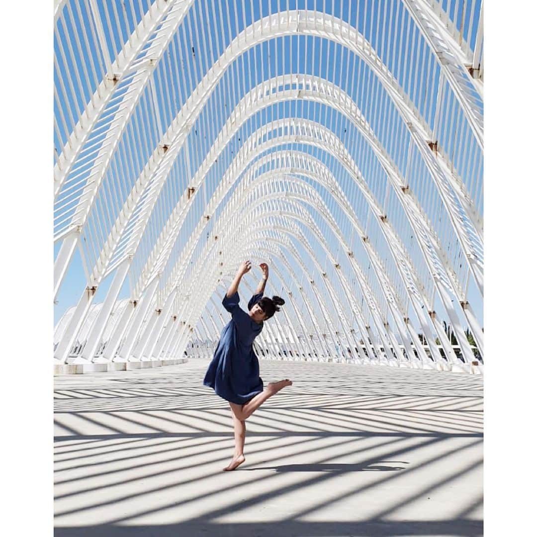 palomaparrotのインスタグラム：「me trying to act like I can dance. 📸by @densschoof」