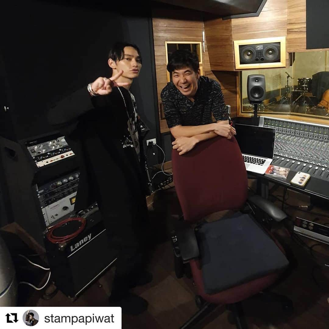 日高光啓さんのインスタグラム写真 - (日高光啓Instagram)「Respect #Repost @stampapiwat with @get_repost ・・・ คุณ SKY-HI จากวง AAA เดินทางมาเมืองไทยแล้วมีวันว่างวันนึงเลยพยายามหาห้องอัดเพื่อทำเพลง ผมเลยพาไปห้องเสี่ยกวง!! สุดท้ายได้เพลงที่เราชอบมากๆออกมาเพลงนึงครับ 😍😍😍 ขอบคุณ @gashima ที่เชื่อมเราเข้าด้วยกันนะครับ 🙏🙏🙏 AAAのSKY-HI さんが来タイされまして、タイでレコーディングするスタジオを探していたので、僕の友人のスタジオに連れて行きました！結果は僕たちのとてもお気に入りの楽曲が一曲出来上がりました。僕たち繋いでくれた @gashima さんに感謝感激です！」10月6日 19時38分 - skyhidaka