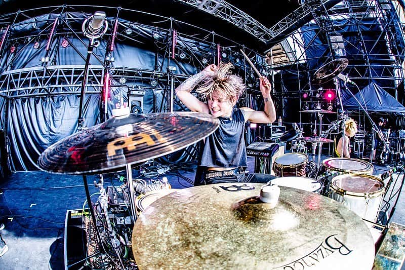 Tatsuya Amanoのインスタグラム：「初めまして「THE GREAT SATSUMANIAN HESTIVAL 2019」🇯🇵﻿ ﻿ ﻿ 大隅ステージで大暴れしたCrossfaithです💥﻿ またこのフェスに、そして鹿児島のLiveハウスでプレイ出来るのを楽しみにしています。﻿ ﻿ ありがとうサツマニアンヘス！！﻿ ﻿ #GSH19﻿ ﻿ Photo by @cazrowaoki」
