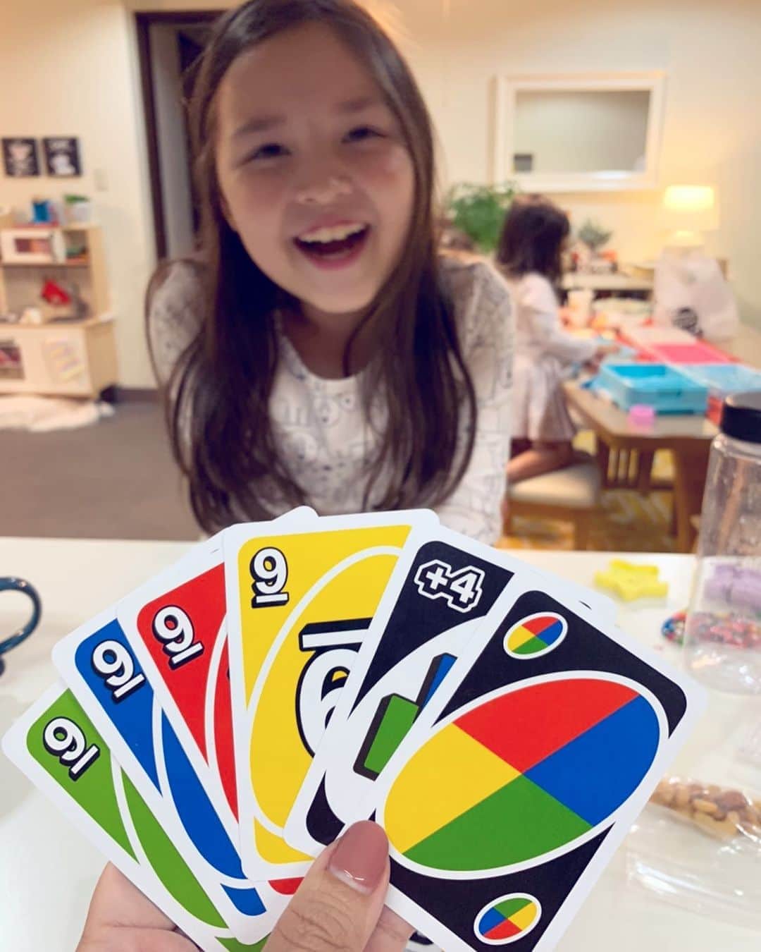 バイリンガル3兄妹のインスタグラム：「こんなに勝ちが決定している勝負ってある？😂 ・ ・ 色違いの同じ数字は一気に出せるルールだからもうこれは勝つに決まってる😂 ・ ・ しかも前回プレーした時のカードがよくきれてなかったからこうなったと思われるかもだけど ・ うちではカードを配る時、人数分１枚ずつ配ったらカードを切ってまた次の1周配るようにしてるから ・ 本当に偶然こんな奇跡のカードになったの！ ・ いやーラッキーラッキー♡😂 ・ ・ この間大人だけで本気のUNO大会をうちで開催しようと企画したんだけど、華が熱出しちゃって幼稚園お休みしたので結局開催できず😭 ・ その時念のため公式ルールを確認したけど、意外と間違えたまま覚えてるルールもあったりして。 ・ 公式ルールではドロー系カードに更にドロー系カードは重ねちゃいけないらしいけど、ドロー4の後にまたドロー4出されて「８枚取るのかわいそー」とおもってたら更にその次の人もドロー4持ってて結局最初に出した本人が12枚引くことになるとか、夢があるじゃんね😂 ・ だからそういう盛り上がるルールはありにしようって、自分達なりのルールを統一してやる予定だったんだけど😭 ・ ぜひ近いうちやりたいな♡ ・ ・ #UNO #大人だけのUNO大会 #響きだけでもう楽しそう」