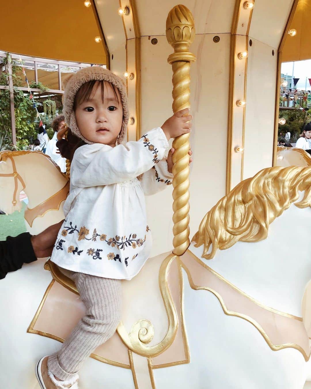 のインスタグラム：「今日は充実家族DAY🧸﻿ 木更津に行き、神田に行き、南青山から白金🤣﻿ ﻿ ﻿ 夕方に寄ったシェアグリーンでメリーゴーランド発見🎠❤️﻿ ﻿ 今までメリーゴーランドはベンチ式なら良かったけどお馬さんタイプは必ず泣いてたけど、今日は顔ひきつりながらちょっと克服🥺👏🏻笑﻿ ﻿ #2歳 #メリーゴーランド #24months #merrygoround」