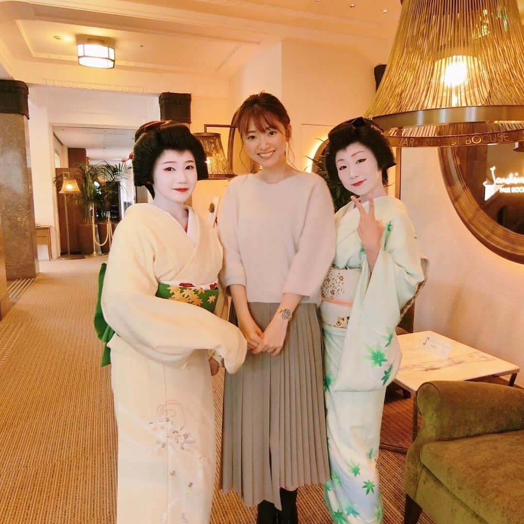 的場絢香さんのインスタグラム写真 - (的場絢香Instagram)「#20191005﻿ ﻿ " サケマルシェ2019 "﻿ (今年も司会させていただきました🎤) ﻿ 秋晴れの下、 芝生でごろんとしながら﻿ 日本酒飲んで、﻿ 美味しい料理味わうって﻿ 最高よね〜🍶🍖🧀✧﻿ ﻿ たくさんの方にお越しいただき、﻿ ありがとうございました💕﻿ ﻿ _________________________________ #サケマルシェ #SAKEMARCHE #石川県 #地酒 #日本酒 #MC」10月6日 19時50分 - ayaka_matoba