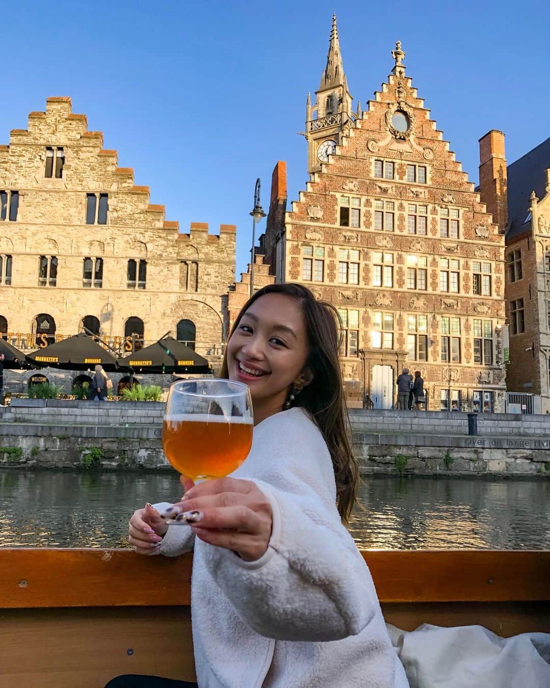 近藤あやさんのインスタグラム写真 - (近藤あやInstagram)「ベルギー / ルクセンブルクの プレスツアーに来ています！🇧🇪🇱🇺 ⠀ タイムリーでは ストーリーで紹介してるよ📣 ⠀ ベルギーといえば！！！ ワッフル & ビール！！！！🍻😆✨ ⠀ ゲントでボートツアー⛵️ ビールを飲みながら市内観光 ⠀ なんて贅沢なの🥺💓⛵️🍻⛵️🍻 ⠀ @belphenomenal  #belphenomenal #Gent #ゲント  #ベルギー #ヨーロッパ #あや旅19 ⠀」10月6日 19時51分 - doraemontoaya