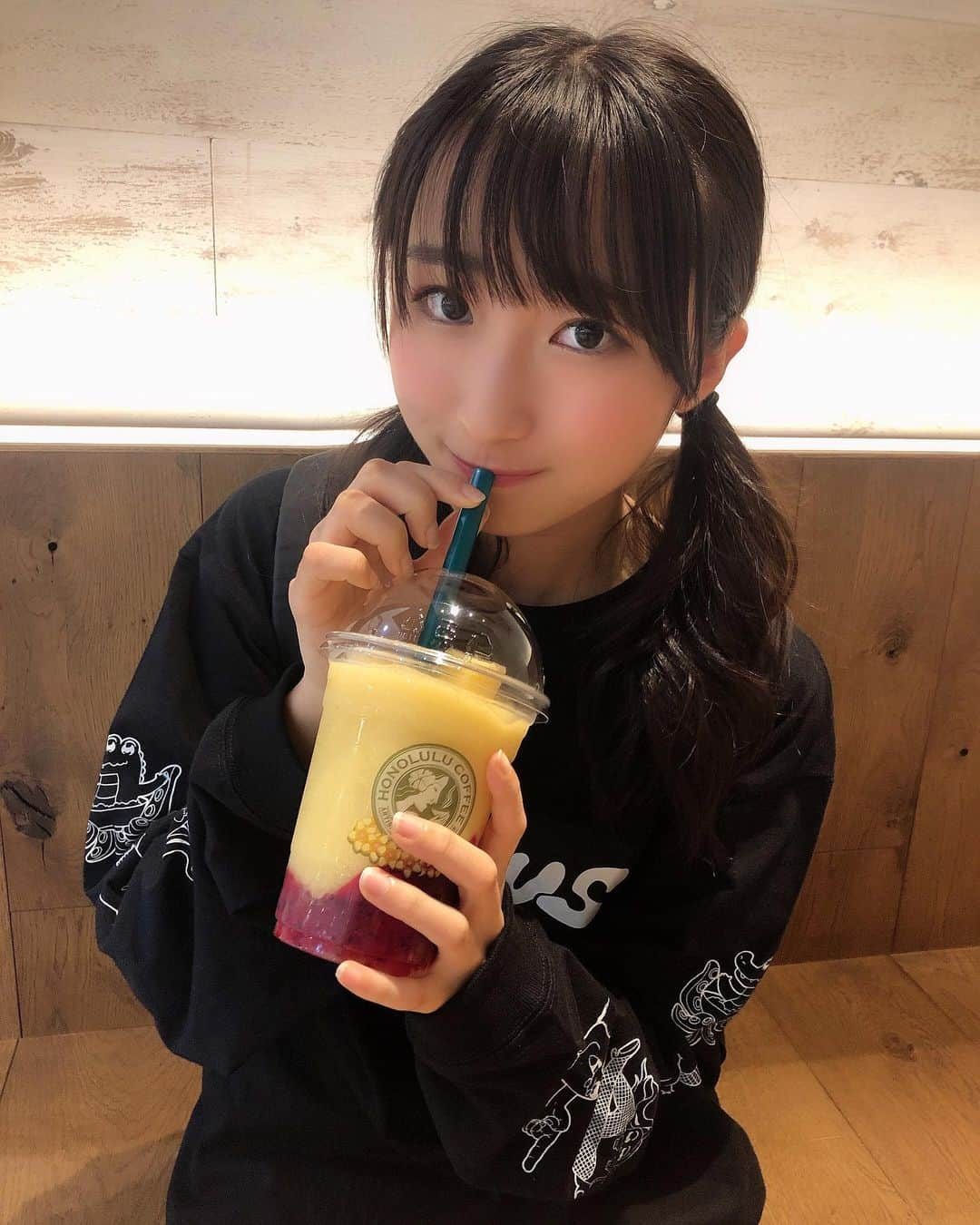 塚本颯来さんのインスタグラム写真 - (塚本颯来Instagram)「🍹﻿ ﻿ ﻿ リッュクを背負ったままでスムージーの旅🍴﻿ ﻿ ﻿ BAGが小さい系の女子になりたい今日この頃ですが🎉 でも気付いたら道具って増えてるのよね！﻿👶🏻👶🏻👶🏻 ﻿ ﻿ 行って帰るとBAGの大きさ変わってるのよう🌜？🌛」10月6日 19時51分 - sora_tsukamoto_official