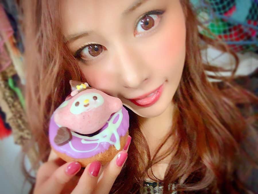 のインスタグラム：「💖 . . 大好きなドーナツとマイメロちゃんがコラボしたやつ💕 昨日の差し入れでいただきました😋✨ . かわいすぎる💗ありがとう💗 . . #shooting#model#撮影会#撮影会モデル#fashion#패션 #halloween #ハロウィン#コスプレ#cosplay #japanesemodel#pink#pinkmonster#ピンクモンスター#lovepink#インスタ映え #レースクイーン#RQ #ドーナツ#マイメロディ #マイメロ#クロミちゃん #thankyou #横町ももこ」
