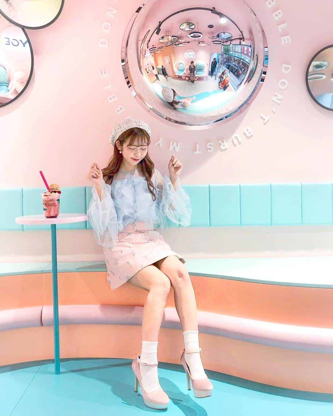 tomomi ❤︎ よしはしともみ ❤︎さんのインスタグラム写真 - (tomomi ❤︎ よしはしともみ ❤︎Instagram)「. . ロンドンにある @dyceldn 💎💕 . 店内がかわいいパステルピンクとアイスブルーなの💍💒☁️ しかも今年にできたばっかりのカフェだった🐩🌙 . ここに合わせてパステルコーデ🐬💓 . 🍼コーディネート トップス @honeymihoney_official スカート @sretsisofficial ハット  @pinklush.jp シューズ  @enpunto_official . #london #londontravel #londontrip #dyce #dycelondon #sretsis #honeymihoney #pinklush #enpunto #londoncafe #ロンドン #ロンドン旅行 #ロンドンカフェ #海外カフェ #ピンクカフェ #コーデ #スレトシス #ハニーミーハニー #ピンクラッシュ #エンプント #ヨーロッパカフェ #런던 #런던카페 #런던여행 #もーみとりっぷ」10月6日 19時57分 - tomomi_yoshihashi