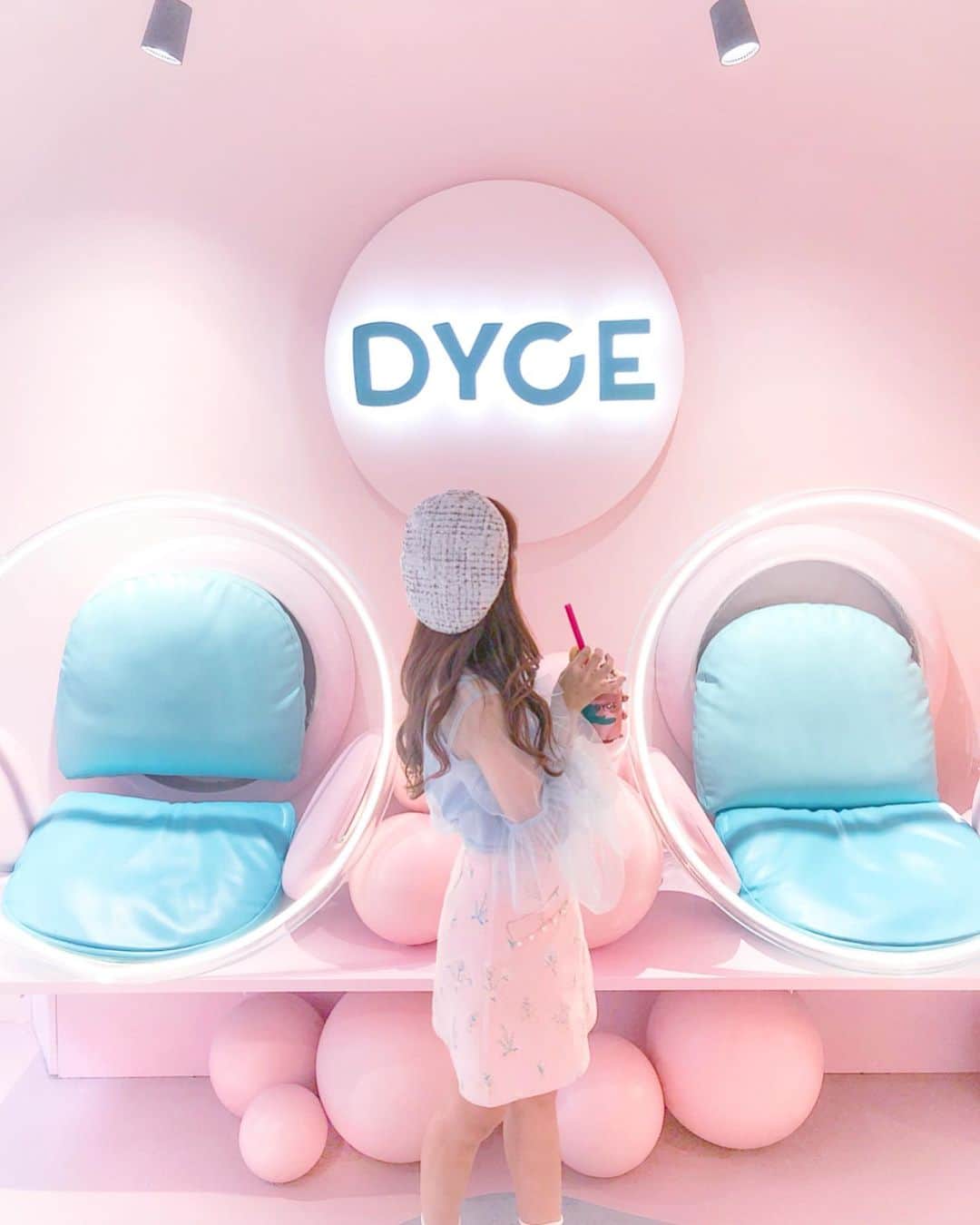 tomomi ❤︎ よしはしともみ ❤︎さんのインスタグラム写真 - (tomomi ❤︎ よしはしともみ ❤︎Instagram)「. . ロンドンにある @dyceldn 💎💕 . 店内がかわいいパステルピンクとアイスブルーなの💍💒☁️ しかも今年にできたばっかりのカフェだった🐩🌙 . ここに合わせてパステルコーデ🐬💓 . 🍼コーディネート トップス @honeymihoney_official スカート @sretsisofficial ハット  @pinklush.jp シューズ  @enpunto_official . #london #londontravel #londontrip #dyce #dycelondon #sretsis #honeymihoney #pinklush #enpunto #londoncafe #ロンドン #ロンドン旅行 #ロンドンカフェ #海外カフェ #ピンクカフェ #コーデ #スレトシス #ハニーミーハニー #ピンクラッシュ #エンプント #ヨーロッパカフェ #런던 #런던카페 #런던여행 #もーみとりっぷ」10月6日 19時57分 - tomomi_yoshihashi