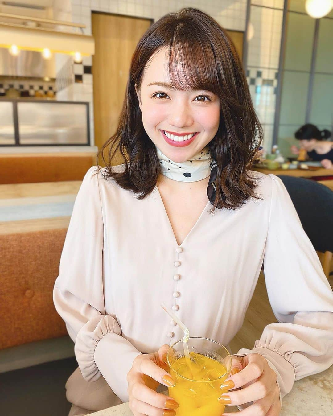 黒田真友香さんのインスタグラム写真 - (黒田真友香Instagram)「エクステの長さを切って 髪の毛暗くしました〜😍 エクステは最初長めに付けると あとから切ったりして色々楽しめるのでオススメ🙆‍♀️ ストーリー載せたら好評で嬉しかった🥺  今月のネイルから秋ネイル💅🍁 気味の強いキャメルにゴールドのメタリックラインにしたよ😍  梅田の　@freenail_jpn さんでやってもらいました☺️ オレンジジュースといい感じの色合い🍊笑  服のブランドは全身写真にタグ付けしてるので見てね🏷  #freenail #フリーネイル　#frayid #スカーフコーデ　#ロンパース　#秋コーデ」10月6日 19時59分 - kurodamayukaxx