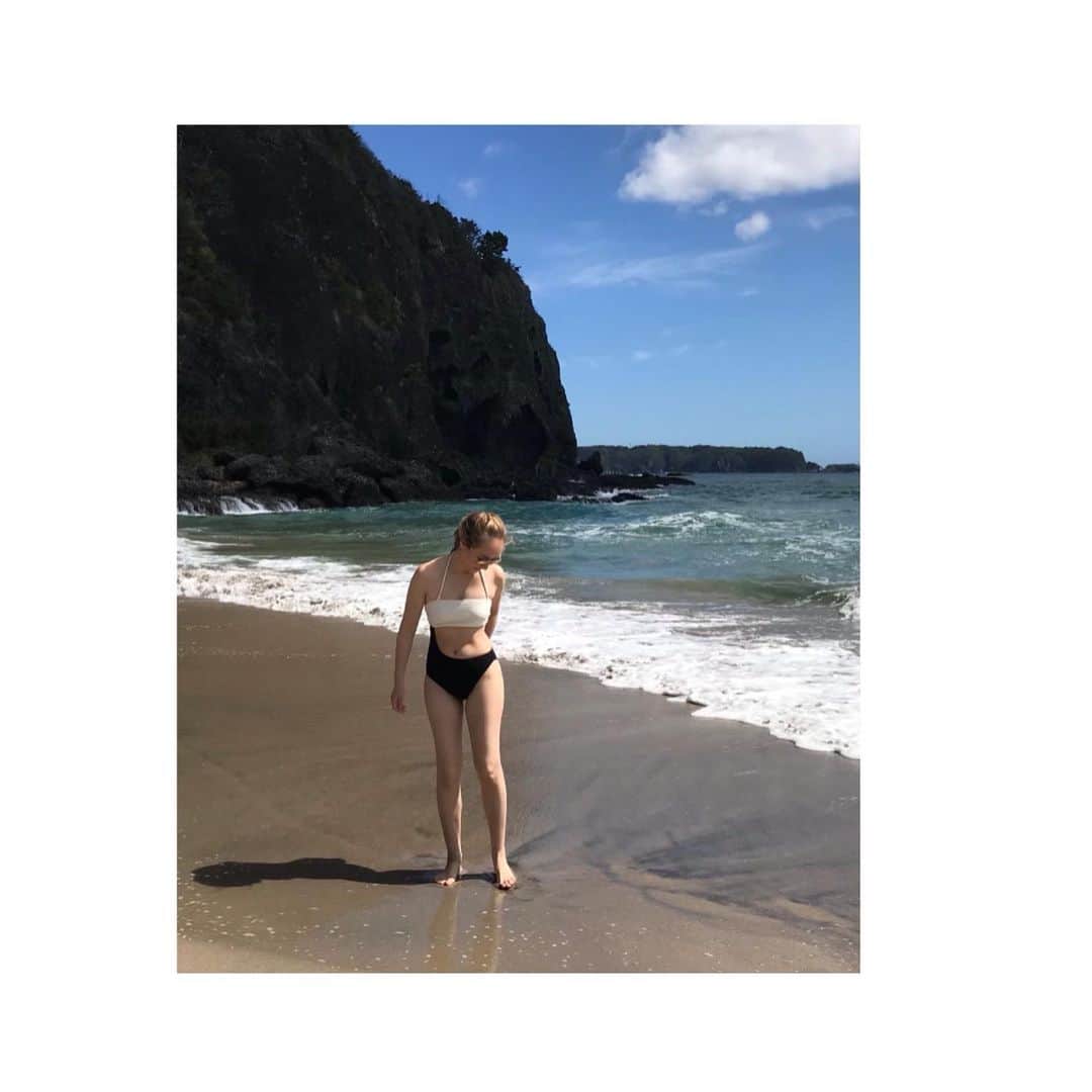 のインスタグラム：「なんと！10月なのに日本の海にまだ入れました〜！ 今年はなんだかんだで初の海🏖  @cozcozrin どうでっか⁈笑 私の夏やっと来たっっ！」