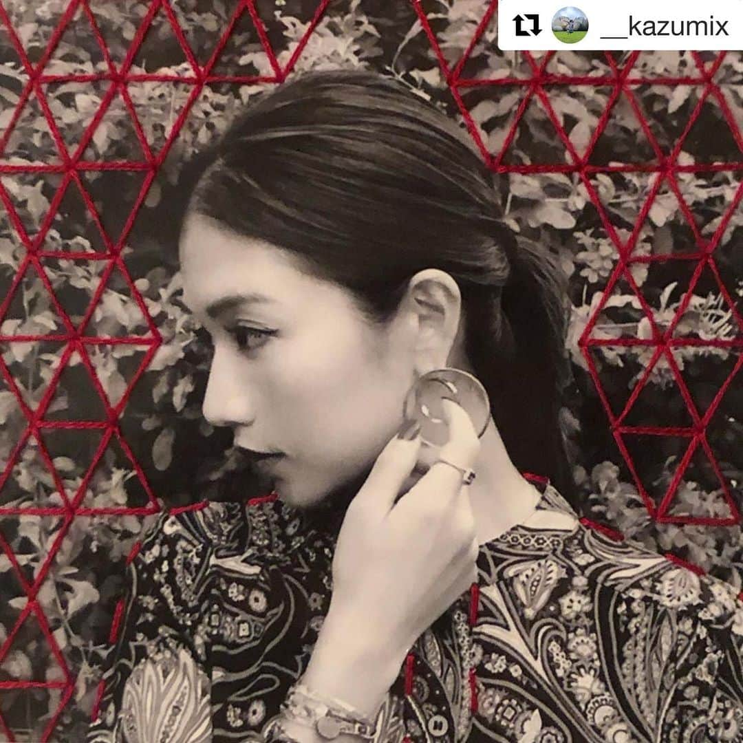 上原歩さんのインスタグラム写真 - (上原歩Instagram)「お友達が刺繍の展示、エプロンの販売をしています❤️ エプロンはインスタライヴでも着て愛用しているエプロンでとっても可愛いんです♡!! 明日は昼12時〜営業して特製カレーの販売もしてるよ！ 私も明日のランチはそのカレー🤤 刺繍もエプロンもその場で購入お持ち帰りできるそうです☺︎ 是非お近くの方はふらっと気楽に遊びに行ってみてね❤️ 自分の写真に刺繍、嬉しいな🐒 ・ #Repost @__kazumix with @get_repost ・・・ ㊗️🍺🍷🥃🍸🍹🎉 10月1日よりリニューアルした @bar_vivo にて 刺繍の展示をさせて頂きます🍾是非お越し下さい🥂 🗓10/1（火）-10/31（木） 📍Bar ViVO ⏰20:00 OPEN（閉店時間は曜日によって違います） 🗺渋谷区宇田川町33-10 J+Rビル サイドJ 4F ☎️03-3700-7081 #barvivo #kazumix #embroideryart #exhibition #🙏 #カレーは無くなり次第終了です」10月6日 20時02分 - ayumiuehara