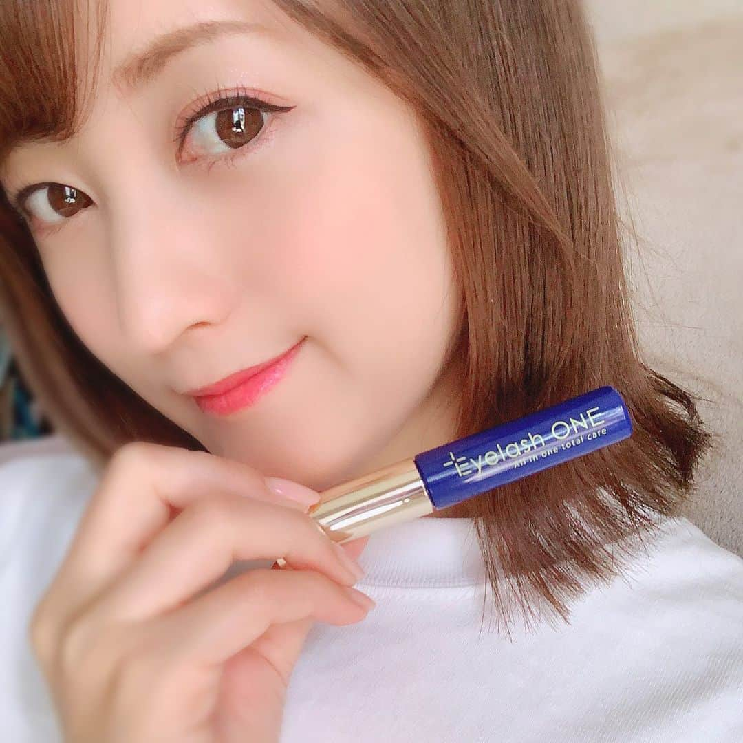 小松彩夏さんのインスタグラム写真 - (小松彩夏Instagram)「これから乾燥する季節がやってきます🍁﻿ ﻿ 最近愛用中のまつ毛美容液「アイラッシュワン」( @eyelash_one_official )は、まつ毛はもちろん、メイクの上からも使用可能なので、動画みたいに日中、目元の乾燥を感じた時にサッとなじませて使用することも可能な優れもの✨﻿ ﻿ ・目元の印象を明るくしたい﻿ ・目チガラのある目元にしたい﻿ ﻿ 方にオススメです‼️✨﻿ ﻿ 私はメイク直し、乾燥対策のためにポーチに入れて持ち歩いてます😊💕﻿ ﻿ まつ毛でかなり目ヂカラが変わる気がするので、まつ育続けます👁✨﻿ ﻿ またオススメのコスメ紹介しまーす💄💕﻿ ﻿ ﻿ #eyelashone #アイラッシュワン #まつ育美容液 #まつ毛美容液 #まつげ美容液 #まつ育中 #目元エステ #まつげ美人 #pr #コスメ #メイク#まつ毛 #睫毛 #まつげ #メイク直し #目元メイク #アイメイク﻿」10月6日 20時02分 - official_ayaka_502