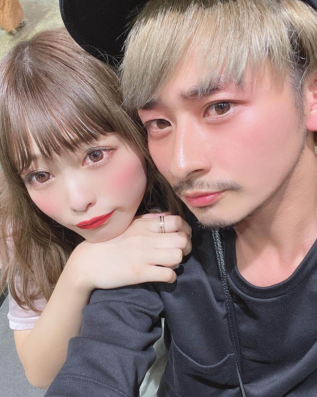 りなてぃさんのインスタグラム写真 - (りなてぃInstagram)「﻿﻿﻿ ﻿﻿﻿﻿ ﻿﻿﻿﻿ ﻿﻿﻿﻿ ﻿﻿﻿﻿ ﻿﻿ 2年経ってもなに１つ変わらない優しさをありがとう😌﻿﻿﻿﻿ ﻿﻿﻿﻿ ﻿﻿﻿﻿ ﻿﻿﻿﻿ いつも絶妙なタイミングで﻿﻿﻿﻿ ふっと気を楽にさせてくれるような言葉だったり﻿﻿﻿﻿ 涙ぽろりな愛で溢れた行動を届けてくれる﻿﻿﻿﻿ ﻿﻿﻿﻿ そのあったかさに、いつも支えられてます🥺﻿﻿﻿﻿ ﻿﻿﻿﻿ ﻿﻿﻿﻿ ﻿﻿﻿ 一緒にいる時間と共に、相手のわかることが増えていくけど﻿ 知ろうとし続けてくれること、﻿ いつでもちゃんと見ていてくれる人がいてくれてることが﻿﻿﻿ こんなに嬉しくて頑張る力になるんだなと😭❤︎﻿ ﻿﻿﻿﻿ ﻿﻿﻿﻿ ﻿ ﻿﻿ もちろん嫌な部分もきっとお互いいっぱいあるけど🤭﻿﻿﻿﻿ 全部ひっくるめて、ありがとうしかないです☺️﻿﻿ ﻿﻿﻿﻿ ﻿﻿﻿﻿ ﻿﻿﻿ 何ヶ月っていうのなんて何も気にせずいつも過ぎてるけど﻿ 1年2年っていう記念日はやっぱり特別に感じるねぇ﻿ ﻿ ﻿ 今年はおそろい柄のブレスレットを一緒に❤︎﻿ お花と動画のサプライズもありがとう😭﻿ ﻿﻿﻿﻿ ﻿﻿﻿﻿ ﻿﻿﻿﻿ 恋人としても、お仕事のパートナーとしても﻿ いつもほんとうに、ありがとう❤︎これからもよろしくね☺︎﻿ ﻿ ﻿ ﻿ ﻿」10月6日 20時06分 - rinatea_25