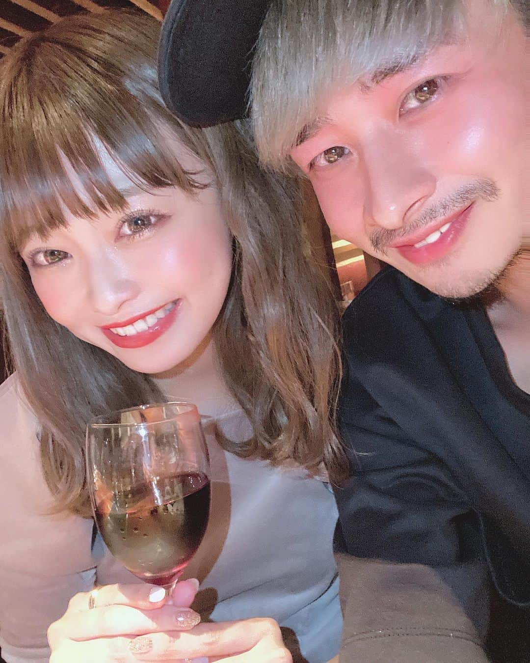 りなてぃさんのインスタグラム写真 - (りなてぃInstagram)「﻿﻿﻿ ﻿﻿﻿﻿ ﻿﻿﻿﻿ ﻿﻿﻿﻿ ﻿﻿﻿﻿ ﻿﻿ 2年経ってもなに１つ変わらない優しさをありがとう😌﻿﻿﻿﻿ ﻿﻿﻿﻿ ﻿﻿﻿﻿ ﻿﻿﻿﻿ いつも絶妙なタイミングで﻿﻿﻿﻿ ふっと気を楽にさせてくれるような言葉だったり﻿﻿﻿﻿ 涙ぽろりな愛で溢れた行動を届けてくれる﻿﻿﻿﻿ ﻿﻿﻿﻿ そのあったかさに、いつも支えられてます🥺﻿﻿﻿﻿ ﻿﻿﻿﻿ ﻿﻿﻿﻿ ﻿﻿﻿ 一緒にいる時間と共に、相手のわかることが増えていくけど﻿ 知ろうとし続けてくれること、﻿ いつでもちゃんと見ていてくれる人がいてくれてることが﻿﻿﻿ こんなに嬉しくて頑張る力になるんだなと😭❤︎﻿ ﻿﻿﻿﻿ ﻿﻿﻿﻿ ﻿ ﻿﻿ もちろん嫌な部分もきっとお互いいっぱいあるけど🤭﻿﻿﻿﻿ 全部ひっくるめて、ありがとうしかないです☺️﻿﻿ ﻿﻿﻿﻿ ﻿﻿﻿﻿ ﻿﻿﻿ 何ヶ月っていうのなんて何も気にせずいつも過ぎてるけど﻿ 1年2年っていう記念日はやっぱり特別に感じるねぇ﻿ ﻿ ﻿ 今年はおそろい柄のブレスレットを一緒に❤︎﻿ お花と動画のサプライズもありがとう😭﻿ ﻿﻿﻿﻿ ﻿﻿﻿﻿ ﻿﻿﻿﻿ 恋人としても、お仕事のパートナーとしても﻿ いつもほんとうに、ありがとう❤︎これからもよろしくね☺︎﻿ ﻿ ﻿ ﻿ ﻿」10月6日 20時06分 - rinatea_25