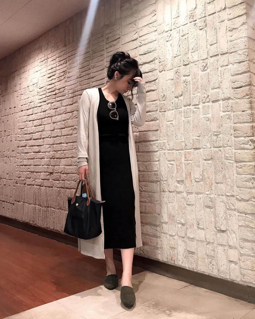 のインスタグラム：「𝕗𝕒𝕞𝕚𝕝𝕪 𝕕𝕒𝕪﻿ 𝕞𝕒𝕞𝕒 𝕔𝕠𝕕𝕖﻿ ﻿ 前ポストで毎日暑いって書いたとたん、ガラリと気温が変わり、﻿ 今日は19度！！﻿ 涼しかった〜！なんなら寒かった〜🥶！！﻿ ﻿ 羽織りものの薄手ガウンじゃ全然寒かったくらい・・・。﻿ フォロワーのみなさんも気温差による体調不良に気をつけてね😭！﻿ ﻿ ﻿ 今日はfamilydayで娘とヲタ活して来ました。﻿ (パパ、息子、お付き合いありがとう🤣)﻿ 好きなアニメの特典で2人とも推しキャラを引き当ててテンション上がりまくり( ꒪Д꒪)❤️❤️❤️﻿ ﻿ もうすぐヒロアカ4期も始まるし心の栄養ホクホク。笑﻿ はー、楽しかった❤️﻿ ﻿ ﻿ ﻿ 𝕞𝕒𝕜𝕖﻿ ﻿ ダウンスタイルだと老けて見えるからあまりつけない赤リップ🍎﻿ アップスタイルだったから久しぶりにつけてみました。﻿ 服もシンプルだったから差し色でアクセントになった☺️﻿ ﻿ SHIROのジンジャーリップバターは色づきと透け感が可愛い〜！﻿ ☺️❤️❤️❤️﻿ 少し苦手なジンジャーの香りにも慣れた🙆‍♀️！﻿ ﻿ ﻿ ﻿ #code﻿ #コーデ﻿ #mamacode﻿ #ママコーデ﻿ #148﻿ #おちびコーデ﻿ #ootd﻿ #make﻿ #SHIRO﻿ #アップヘア﻿ #秋服﻿ #アニメイト﻿ #鬼滅の刃﻿ #ヒロアカ #いつもバッグあけっぱなし #不用心」