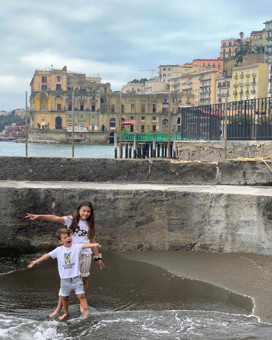 ジェシカ・スターリングのインスタグラム：「BUENOS DIAS!!☀️ #napoli cada lugar tiene su encanto💙💙」