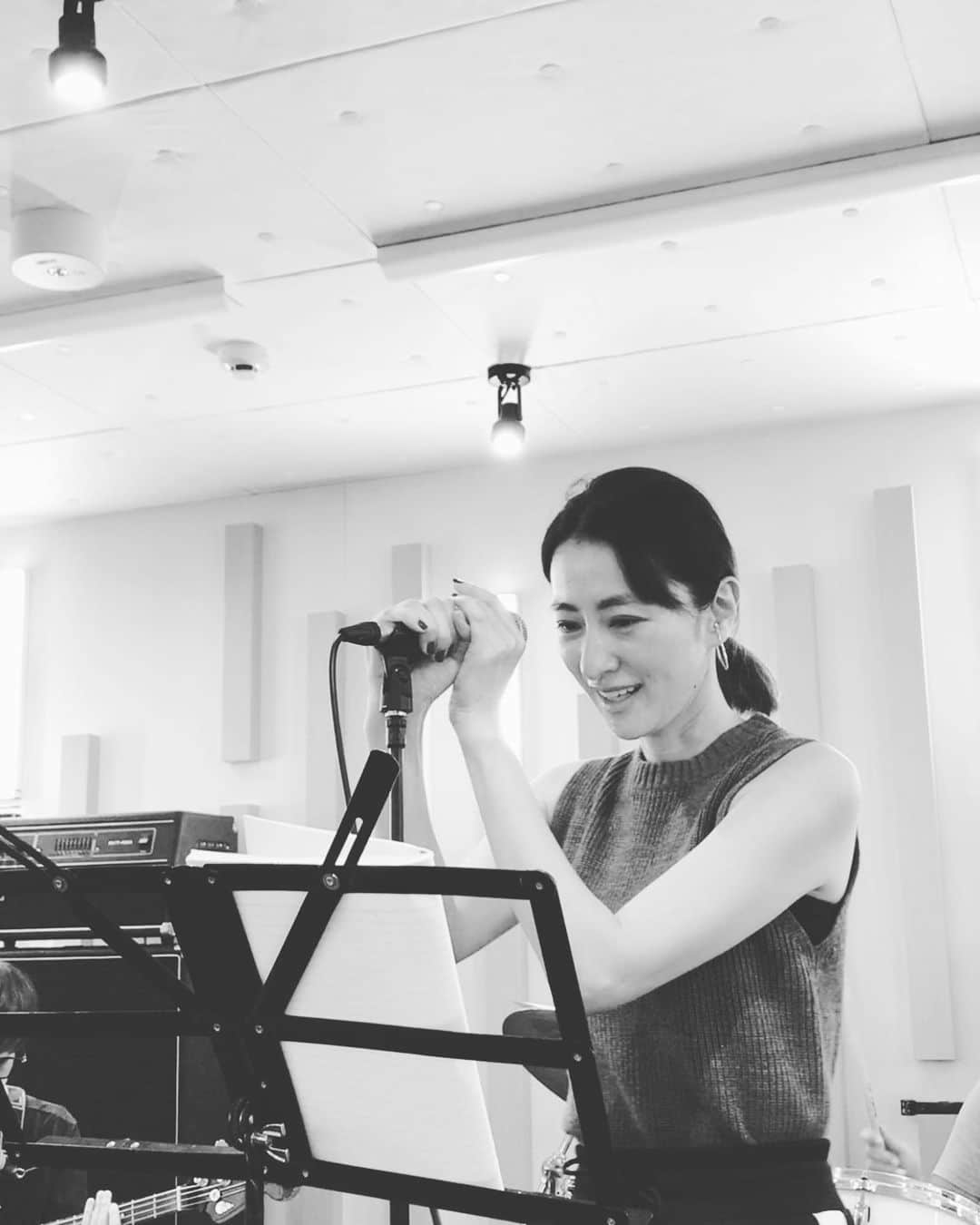 前田ゆかのインスタグラム：「ドキドキのリハーサルがありました💦 はじめての生演奏に あまりの緊張で歌詞覚えてるはずが間違えてしまいました。 当たり前ですがカラオケとは全く違います……。 何もかもがはじめてです。先輩方の楽しまれるお姿を見て私もやってみたいと思い今年からボイトレのレッスンを受けています！ まだ楽しい？とはいえませんがまずは歌詞が飛ばないように暗記をします。あと一人カラオケも😆 今月初ライブのために⤴︎ドキドキです！ #ボイストレーニング #楽器の演奏できる方は素晴らしい #初ライブ #生演奏 #新しいこと」
