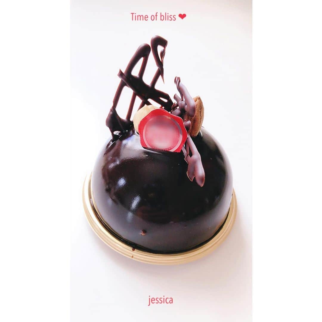 jessicaのインスタグラム：「＊ ＊ ＊ #スイーツ #S47年式#40代#アラフィフ ＊ 疲れると 無性に甘いものが食べたくなるわたくし❤︎ このチョコレートの艶✨ 美しすぎる… ＊ とっても美味しかったわ❤︎( *´艸｀) ＊ Thanks always‼︎ jessica❤︎」