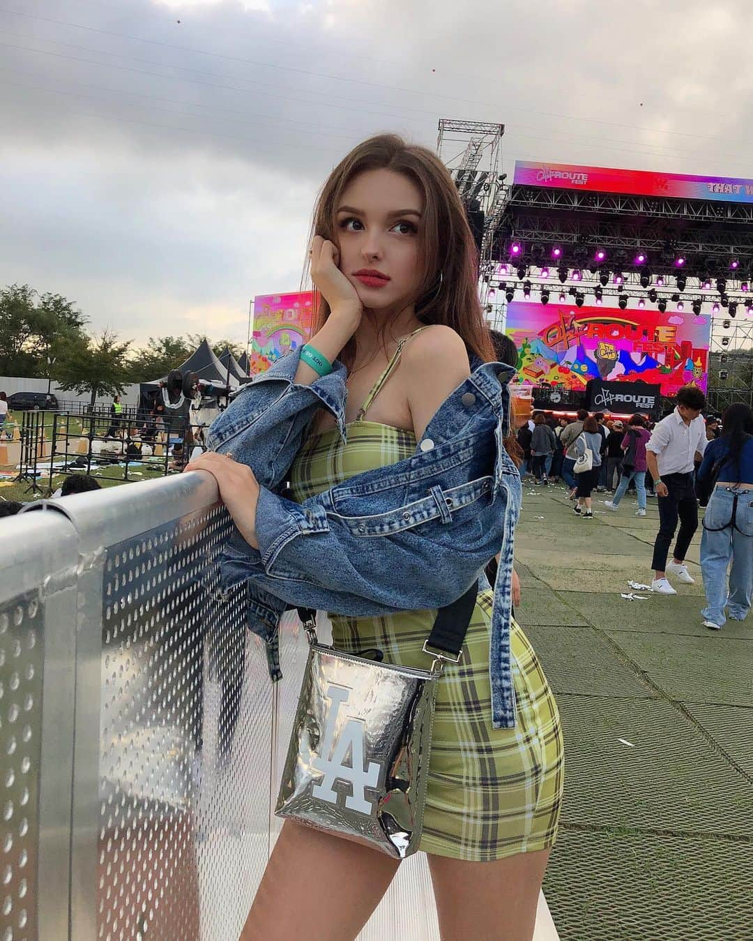 Elina 엘리나 (エリナ) さんのインスタグラム写真 - (Elina 엘리나 (エリナ) Instagram)「Yesterday I visited a music festival✨💕 어제 페스티벌 가서 랩퍼분들도 많이 봤다 ! 날씨도 시원하고 구름도 예쁘고~」10月6日 20時14分 - elina_4_22