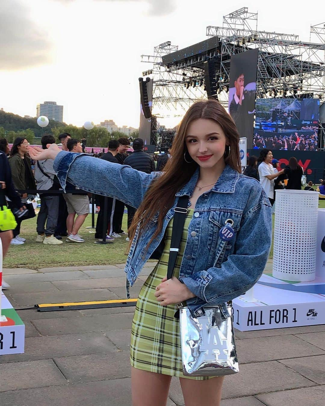 Elina 엘리나 (エリナ) さんのインスタグラム写真 - (Elina 엘리나 (エリナ) Instagram)「Yesterday I visited a music festival✨💕 어제 페스티벌 가서 랩퍼분들도 많이 봤다 ! 날씨도 시원하고 구름도 예쁘고~」10月6日 20時14分 - elina_4_22