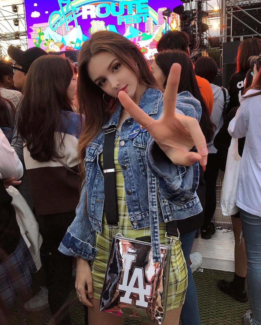 Elina 엘리나 (エリナ) さんのインスタグラム写真 - (Elina 엘리나 (エリナ) Instagram)「Yesterday I visited a music festival✨💕 어제 페스티벌 가서 랩퍼분들도 많이 봤다 ! 날씨도 시원하고 구름도 예쁘고~」10月6日 20時14分 - elina_4_22