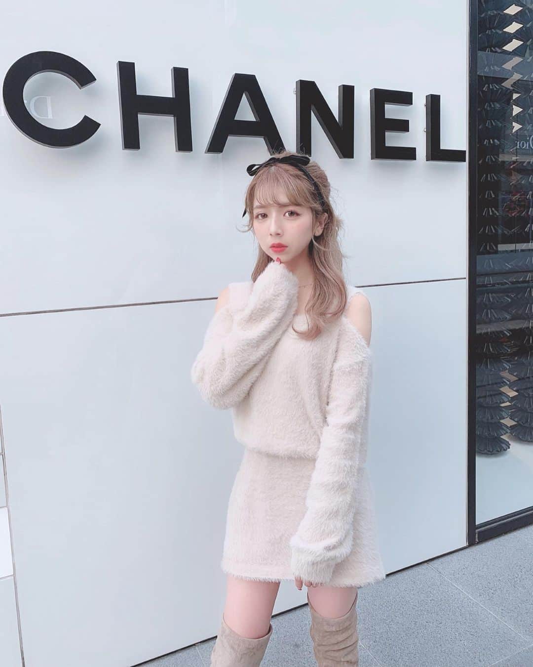 のインスタグラム：「🎀 . なんだか今日また一気に寒くなったよね💦 みんな風邪ひかないようにね🤧💕 . ニットが着れてうれしいっ🧶 . 肩空きのニットワンピが可愛いすぎて かなりお気に入りなのー💓 . 152cmだからSサイズ着用してるよ💗 @michellmacaron_official 👗💞 . #code #ootd #fashion #michellMacaron #ミシェルマカロン #chanel #秋コーデ #ベージュコーデ #ニットワンピ #ニットワンピース #モテコーデ #ニーハイブーツ #ブーツ #表参道 #えりんコーデ #えりんこヘアアレンジ」