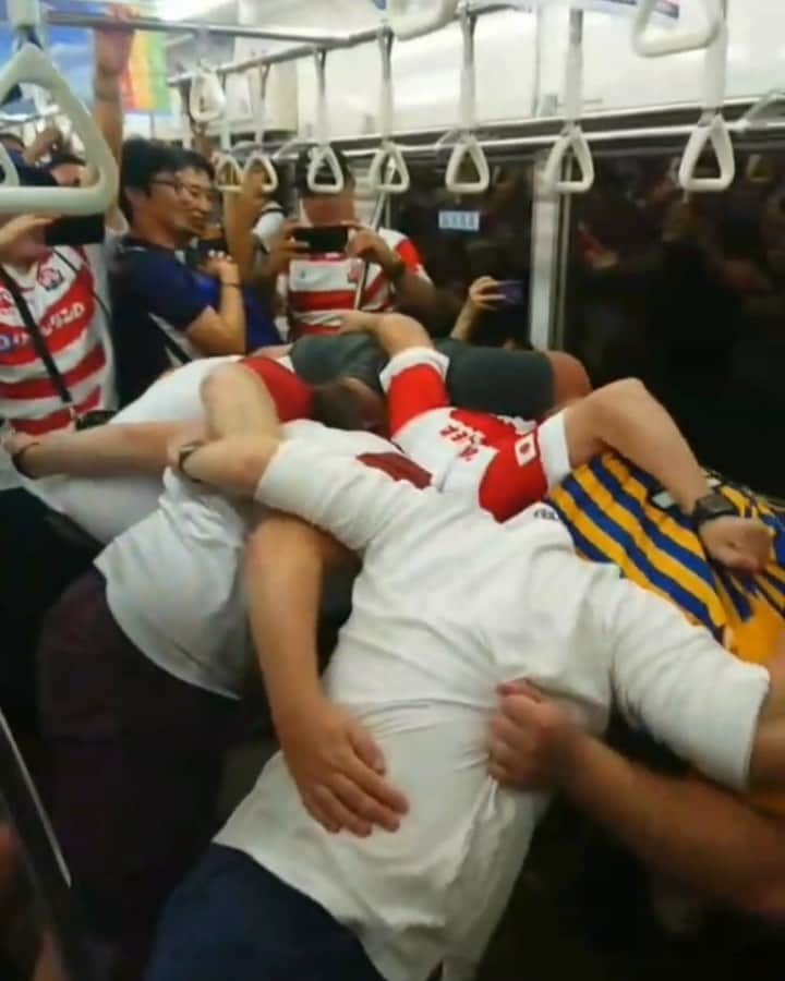 君島良夫のインスタグラム：「昨夜の京王線の車内にて😂  The reason why people love front rowers😂  #RWC2019」