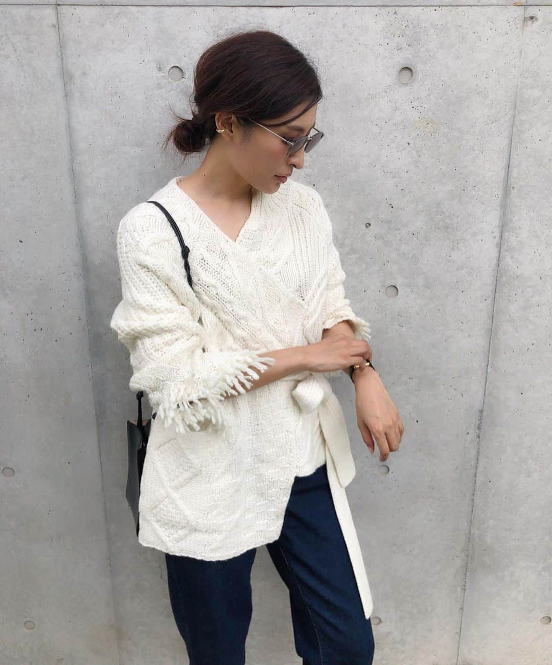 Ayaさんのインスタグラム写真 - (AyaInstagram)「#outfitoftheday . 久しぶりの25度以下✨ 涼しかった！ 展示会でオーダーしたニットとバナリパデニムで休日コーデ✨ . knit @elendeek  denim @bananarepublic_jp  shoes  @manoloblahnikhq  bag @jilsander . . #バナリパデニム #デニムコーデ #elendeek  #jilsander  #bananarepublic #itsbanana #ケーブルニット #休日コーデ #プラワンコーデ」10月6日 20時18分 - aya_green1010