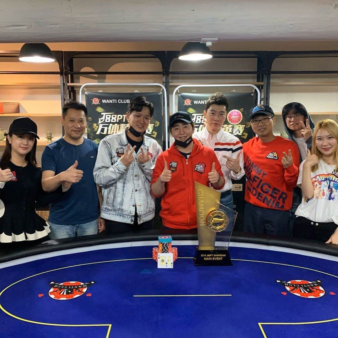 ホン・ジンホのインスタグラム：「상해에서 열린 J88PokerTournament 총 860명이 참가한 대회에서 아쉽게 우승을 하고 말았습니다 여러분의 기대에 부응을 못했네요🙏 이제 콩진호말고 일진호로..,, #상해 #J88PT #1st #일진호 #얼굴부은거실화」